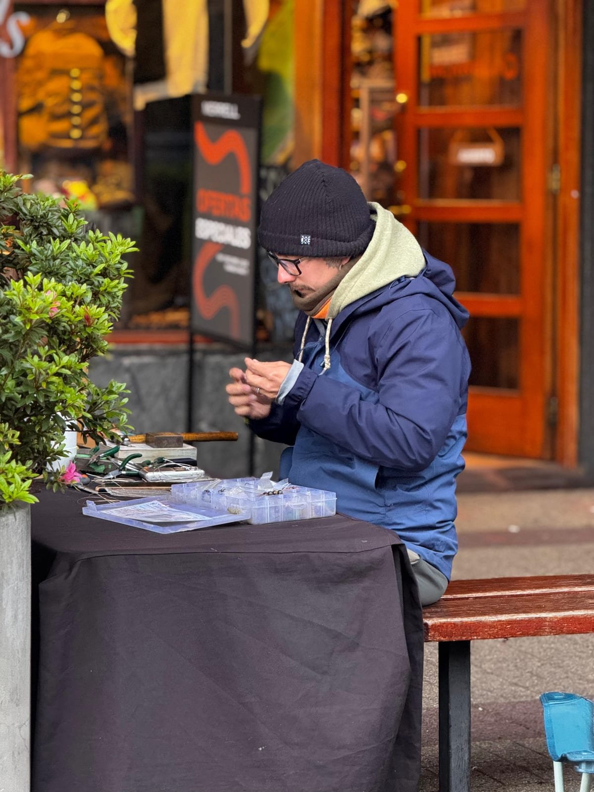 David creando en el puesto.